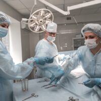 хирурги на операционном столе